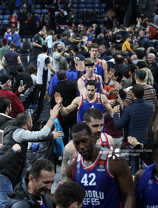 巴萨联赛大名单：什琴斯尼因肠胃炎未能入选，阿劳霍继续缺席（巴萨联赛名单出炉：什琴斯尼因肠胃炎落选，阿劳霍仍缺席）