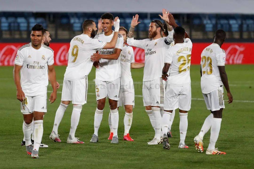 德甲半场：本塞拜尼建功，多特蒙德暂1-0弗赖堡（半场战报：本塞拜尼破门，多特蒙德暂以1-0领先弗赖堡）