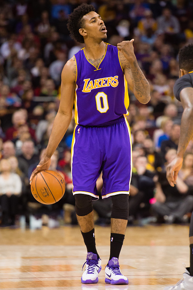 复出状态不错！库里首节6中4拿到10分（库里复出手感火热：首节6投4中拿下10分）