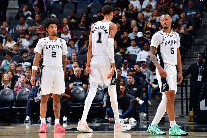 氛围轻松，维尼修斯在训练中穿裆主帅阿隆索（轻松一刻：维尼修斯训练场穿裆主帅阿隆索）